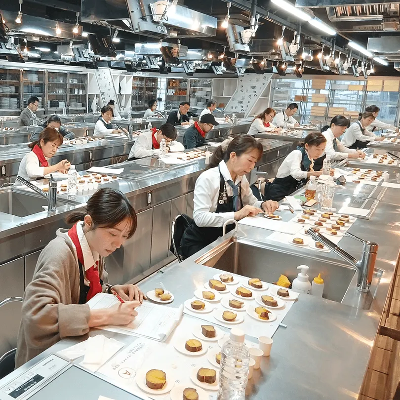第2回全国焼き芋（サツマイモ）選手権の評価風景。審査員が試料を評価している様子。