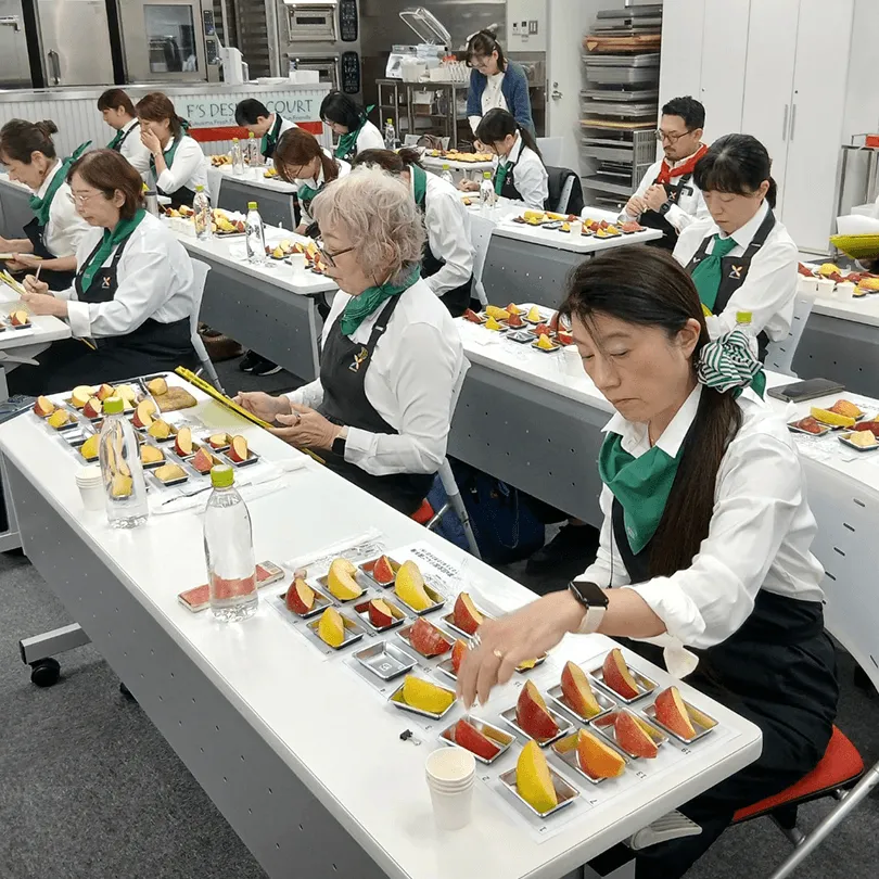 第4回全国りんご選手権の評価風景。会場での審査の様子。